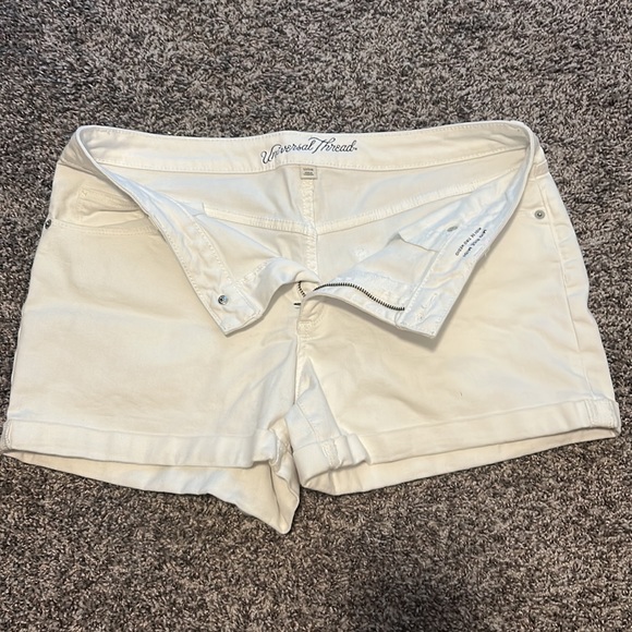 White shorts Universal Thread mid rise midi - Picture 3 of 3